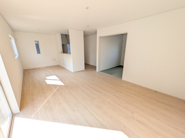 笠間市鯉淵　第9　新築戸建て　2号棟の居間・リビング|居心地の良いデザインと機能性を両立。ご友人を招いたり、趣味を楽しんだり、様々なシーンで活躍する団らんの中心地です。