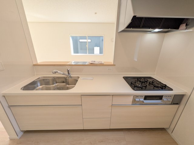 笠間市鯉淵　第9　新築戸建て　2号棟のキッチン|対面式カウンターでリビングとの一体感を演出。使いやすい動線と豊富な収納で、毎日の料理時間も快適に過ごせます。