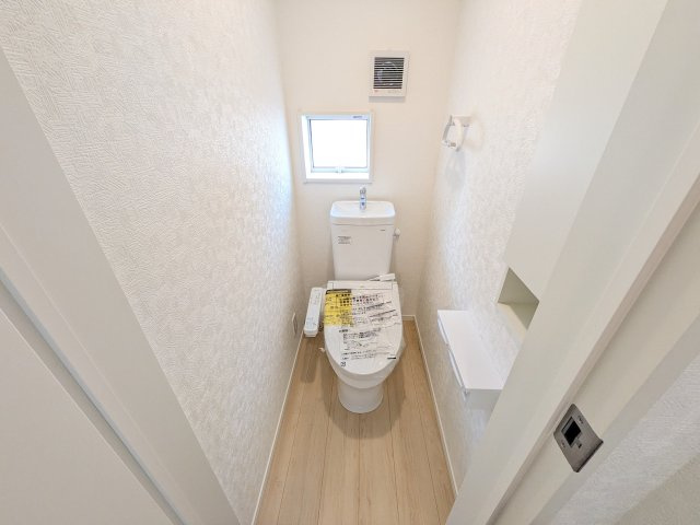 笠間市鯉淵　第9　新築戸建て　2号棟のトイレ|少ない水でもパワフルに洗浄する節水設計。清潔さと機能性を両立させた、毎日気持ち良く使えるトイレ空間です。