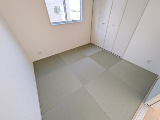 笠間市鯉淵　第9　新築戸建て　2号棟の和室|琉球畳の和室は陽当たりも良く、落ち着ける空間です♪
リビングとの続き間になっているので、お子様の遊ぶスペースやお昼寝などにも使えます！
押し入れもあり収納にも困りません♪