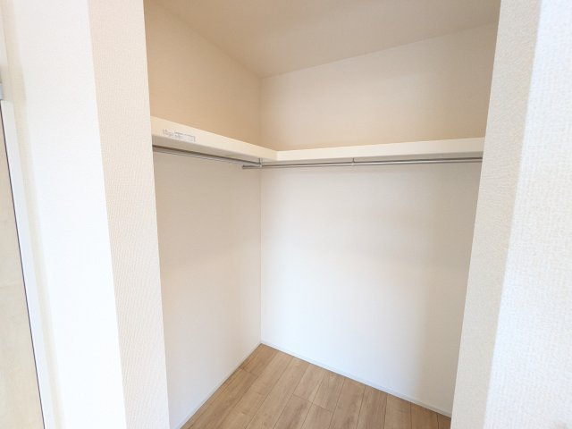 水戸市見川町　4期　新築戸建ての収納|大容量のウォークインクローゼット。衣類はもちろん、スーツケースや季節の家電もまとめて収納でき、居室空間をすっきりと保ちます。