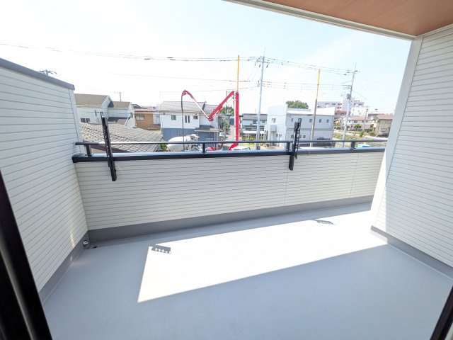 水戸市見川町　4期　新築戸建てのバルコニー|広々としたワイドバルコニーは、日当たり良好で毎日の洗濯物干しに最適です。
