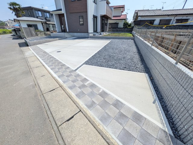 水戸市見川町　4期　新築戸建ての駐車場|駐車4台可能で、出し入れしやすいゆとりのカースペース。
月々の駐車場代が不要な点も大きな魅力です。