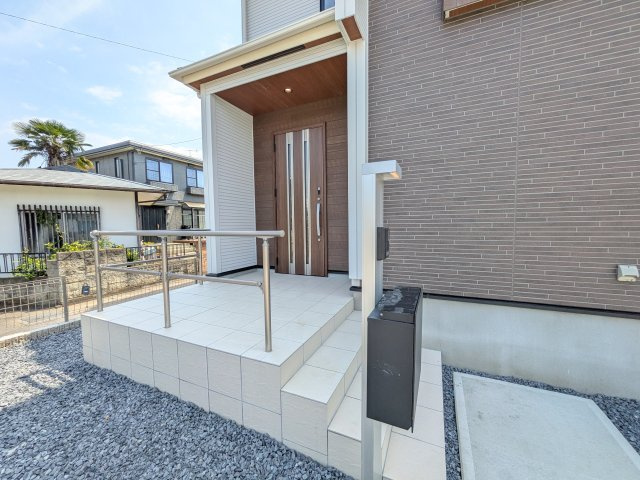 水戸市見川町　4期　新築戸建ての玄関|玄関ドアはカードキーで開閉も楽々♪
スマホでの開錠と施錠も可能です！
玄関上部には人感センサー付きのダウンライトがあるので、夜間の帰宅時に自動で点灯してくれます♪
防犯対策面にも一役買ってくれます！