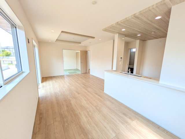 水戸市見川町　4期　新築戸建ての居間・リビング|家族の会話が自然と弾む、広々としたゆとりのLDK。南向きの窓からたっぷりの光が射し込む明るく快適な空間です。