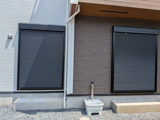 水戸市見川町　4期　新築戸建ての防犯設備|防犯・防災だけでなく、シャッターを閉めることで断熱効果もアップ。
外気の影響を受けにくく、冷暖房効率の向上も期待できます。