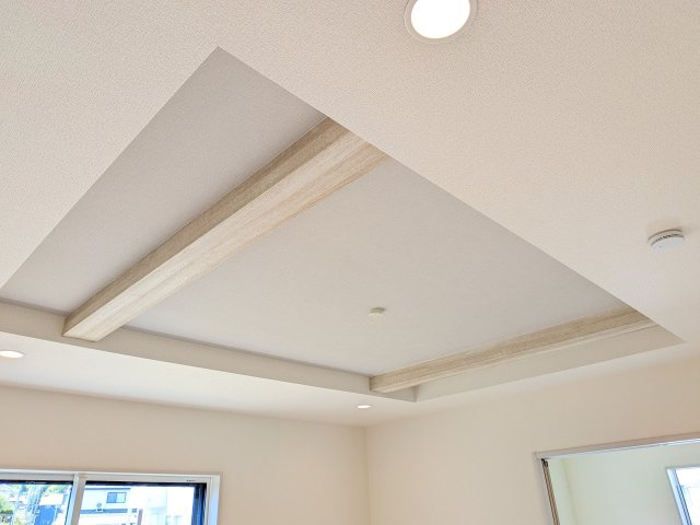 水戸市見川町　4期　新築戸建ての居間・リビング|木目調のアクセントがおしゃれな折り上げ天井。
空間に奥行きと広がりをもたらす、デザイン性の高いリビングです。