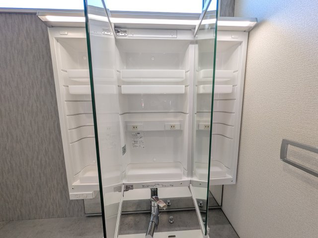 水戸市見川町　4期　新築戸建ての独立洗面台|棚の高さを自由に調節できる可動棚を採用。
ボックスティッシュや背の高いボトルも無駄なく収納でき、スペースを効率的に活用できます。