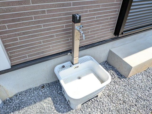 水戸市見川町　4期　新築戸建ての庭|ペットの足洗い場や、夏の水遊びにも便利なシンク付きの立水栓。
洗車や外壁掃除もスムーズにでき、外回りのお手入れにも大活躍します。