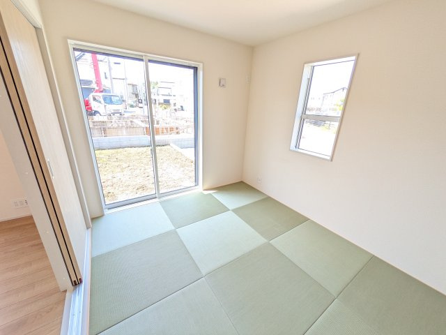 水戸市見川町　4期　新築戸建ての和室|琉球畳の和室は陽当たりも良く、落ち着ける空間です♪
リビングとの続き間になっているので、お子様の遊ぶスペースやお昼寝などにも使えます！
押し入れもあり収納にも困りません♪