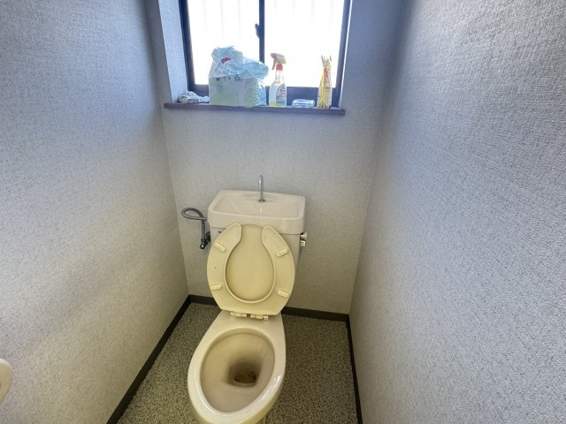 泉大津市東助松町　倉庫付き事務所のトイレ|1階２階にトイレ付