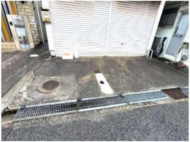 泉大津市東助松町　倉庫付き事務所の駐車場