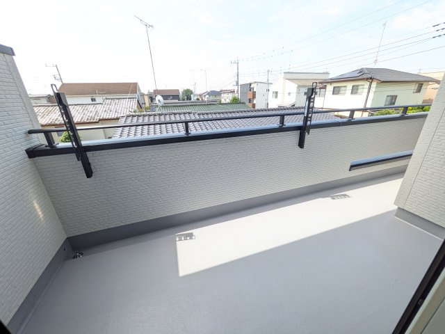 水戸市堀町　4期　新築戸建てのバルコニー|広々としたワイドバルコニーは、日当たり良好で毎日の洗濯物干しに最適です。