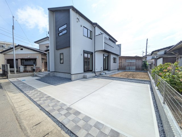 水戸市堀町　4期　新築戸建ての前面道路含む現地写真|現地完成済で建物や駐車場、お庭も全てご覧いただけます。。
本日のご見学も可能です♪
お気軽にお電話またはお問い合わせください。