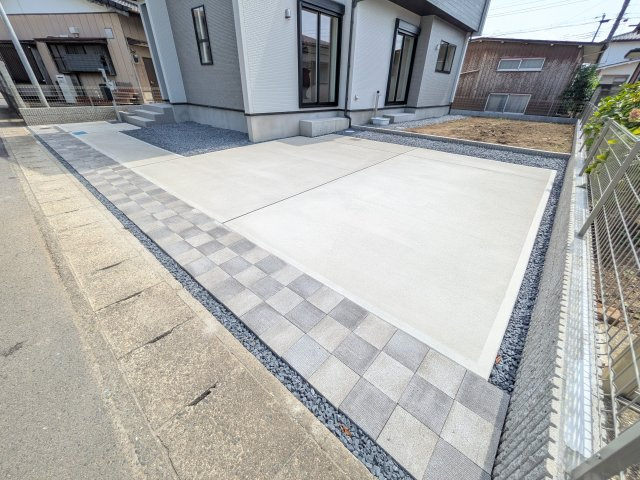 水戸市堀町　4期　新築戸建ての駐車場|駐車2台可能で、出し入れしやすいゆとりのカースペース。
月々の駐車場代が不要な点も大きな魅力です。