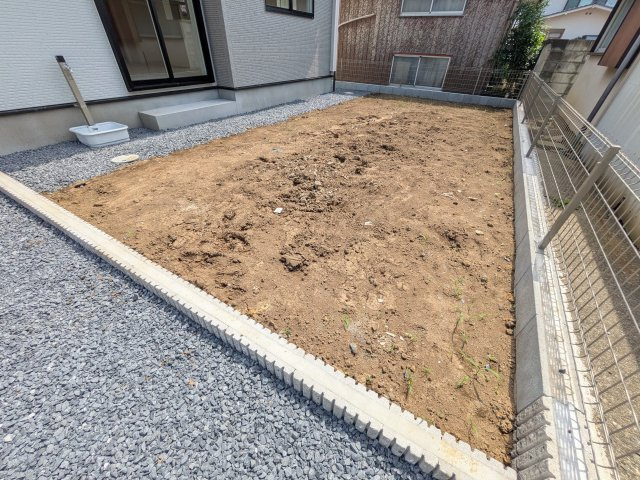 水戸市堀町　4期　新築戸建ての庭|リビングに明るい光を届ける南庭。
お子様の遊び場やペットのスペースとしても最適です。
室内外で心地よい暮らしが叶います。