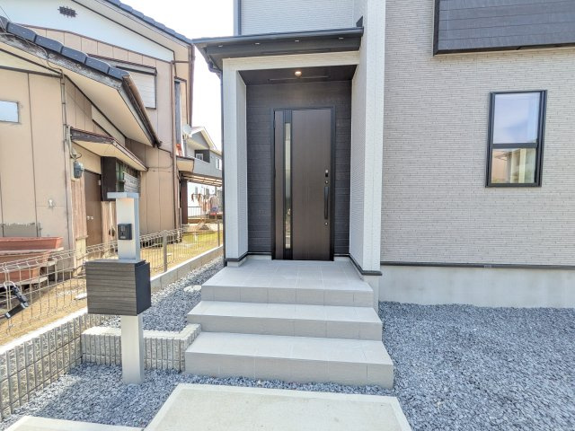 水戸市堀町　4期　新築戸建ての玄関|玄関ドアはカードキーで開閉も楽々♪
スマホでの開錠と施錠も可能です！
玄関上部には人感センサー付きのダウンライトがあるので、夜間の帰宅時に自動で点灯してくれます♪
防犯対策面にも一役買ってくれます！