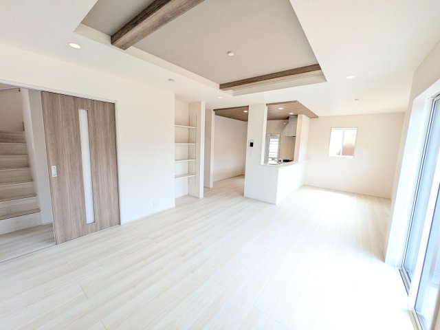 水戸市堀町　4期　新築戸建ての居間・リビング|居心地の良いデザインと機能性を両立。
ご友人を招いたり、趣味を楽しんだり、様々なシーンで活躍する団らんの中心地です。