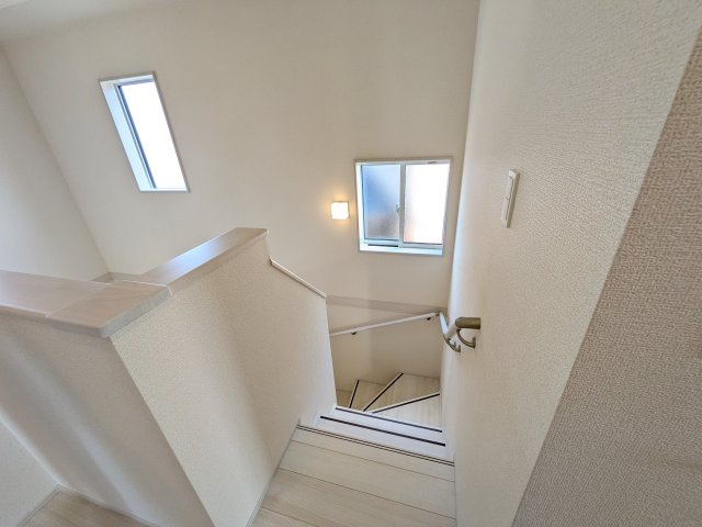 水戸市堀町　4期　新築戸建ての内装|窓付きで明るい階段は、手すり付きでお子様からご年配の方まで安心して上り下りができます♪