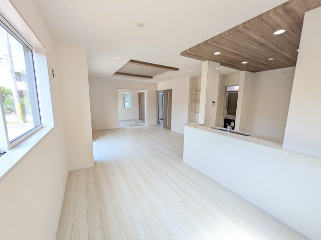 水戸市堀町　4期　新築戸建ての居間・リビング|家族の会話が自然と弾む、広々としたゆとりのLDK。南向きの窓からたっぷりの光が射し込む明るく快適な空間です。