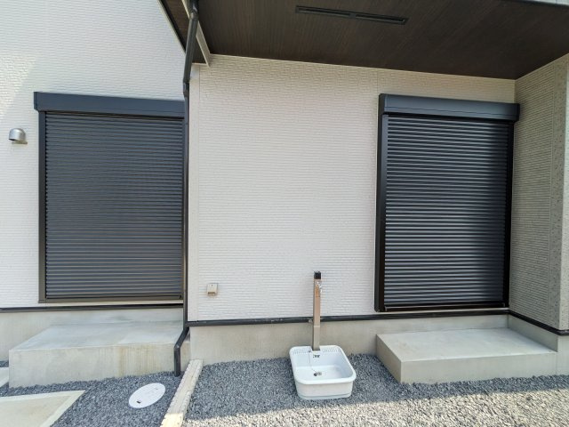 水戸市堀町　4期　新築戸建ての防犯設備|防犯・防災だけでなく、シャッターを閉めることで断熱効果もアップ。
外気の影響を受けにくく、冷暖房効率の向上も期待できます。