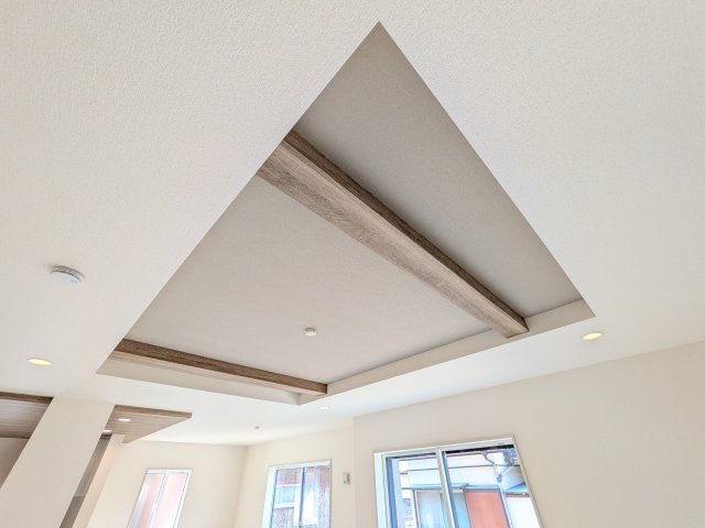 水戸市堀町　4期　新築戸建ての居間・リビング|木目調のアクセントがおしゃれな折り上げ天井。
空間に奥行きと広がりをもたらす、デザイン性の高いリビングです。