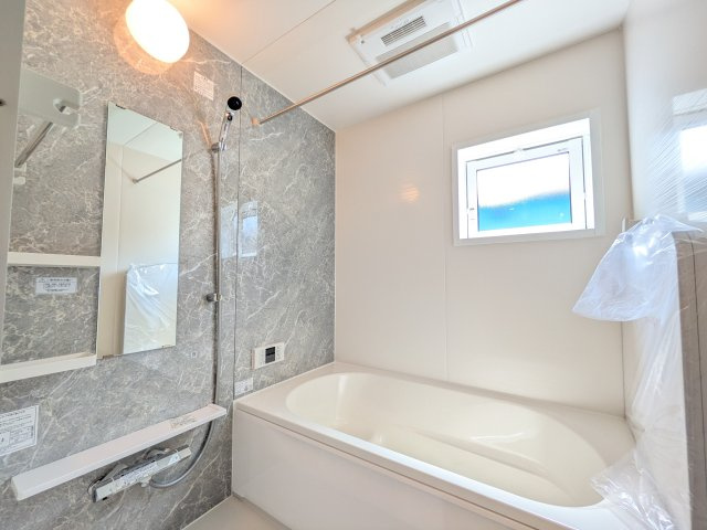 水戸市堀町　4期　新築戸建ての浴室|1坪タイプのゆったりとしたバスルームは浴室暖房換気乾燥機付きで、どんな季節でも快適なバスタイムを満喫出来ます♪
窓付きで明るく開放的なところも良いですね！