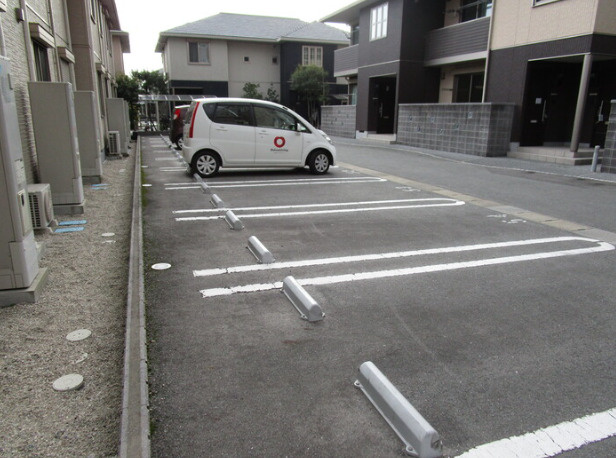 HEARTY‘S　ENTの駐車場|車をお持ちの方に嬉しい駐車場付きの物件です