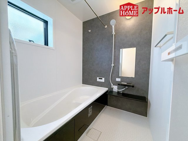 さいたま市見沼区東宮下の浴室|窓付きのバスルームは、採光もあり明るく気持ちの良い空間です。窓があることで、換気環境も良好。掃除もスムーズに出来ます