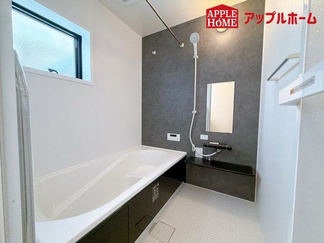 さいたま市見沼区東宮下の浴室|窓付きのバスルームは、採光もあり明るく気持ちの良い空間です。窓があることで、換気環境も良好。掃除もスムーズに出来ます