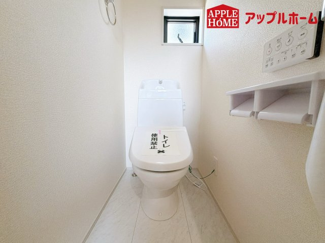 さいたま市見沼区東宮下のトイレ|温水洗浄器付き便座を標準装備してます♪窓付きで明るく、快適空間となっております。毎日使う場所だからこその配慮です。