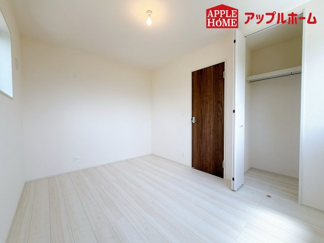 さいたま市見沼区東宮下の洋室|クローゼット付きの洋室は、収納スペースが豊富で部屋全体がすっきりと片付きやすいのが特徴です。衣類や荷物を整理しやすく、生活感を抑えた洗練された空間を保てます。