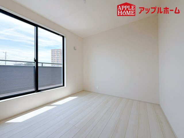 さいたま市見沼区東宮下の洋室|クローゼット付きの洋室は、収納スペースが豊富で部屋全体がすっきりと片付きやすいのが特徴です。衣類や荷物を整理しやすく、生活感を抑えた洗練された空間を保てます。