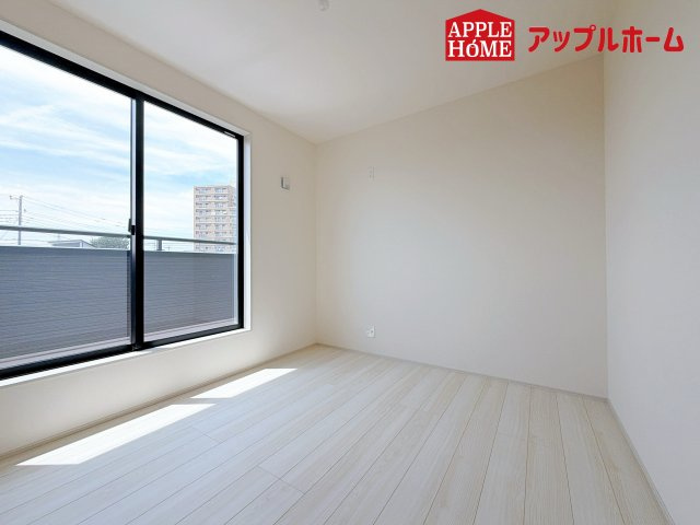 さいたま市見沼区東宮下の洋室|充分な広さの収納を備え、風通しも良く、大変居心地の良い採光良好な洋室は、快適空間。プライベートの時間もゆったりお寛ぎ頂けそうですね！