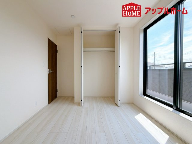 さいたま市見沼区東宮下の洋室|充分な広さの収納を備え、風通しも良く、大変居心地の良い採光良好な洋室は、快適空間。プライベートの時間もゆったりお寛ぎ頂けそうですね！