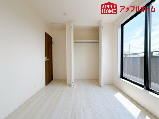 さいたま市見沼区東宮下の収納|クローゼット付きの洋室は、収納スペースが豊富で部屋全体がすっきりと片付きやすいのが特徴です。衣類や荷物を整理しやすく、生活感を抑えた洗練された空間を保てます。