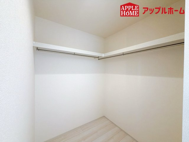 さいたま市見沼区東宮下の収納|クローゼット付きの洋室は、収納スペースが豊富で部屋全体がすっきりと片付きやすいのが特徴です。衣類や荷物を整理しやすく、生活感を抑えた洗練された空間を保てます。