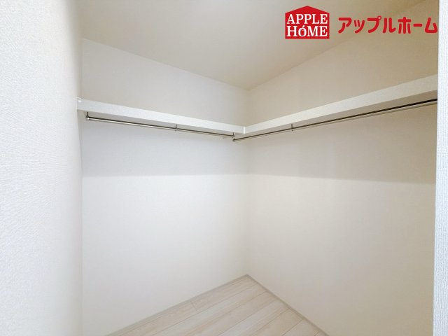 さいたま市見沼区東宮下の収納|お洋服を大切にされる方に大変喜ばれる、ウォークインクローゼット。お洋服以外にも掃除機やスーツケースなどを一箇所に集約できるのは魅力ですね！扉が一箇所ですので、お部屋の見た目にもスッキリ！