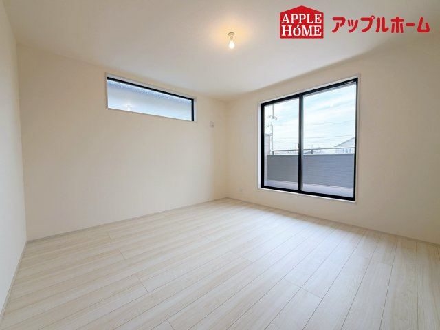 さいたま市見沼区東宮下の収納|お洋服を大切にされる方に大変喜ばれる、ウォークインクローゼット。お洋服以外にも掃除機やスーツケースなどを一箇所に集約できるのは魅力ですね！扉が一箇所ですので、お部屋の見た目にもスッキリ！