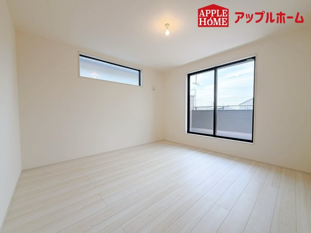 さいたま市見沼区東宮下の洋室|充分な広さの収納を備え、風通しも良く、大変居心地の良い採光良好な洋室は、快適空間。プライベートの時間もゆったりお寛ぎ頂けそうですね！