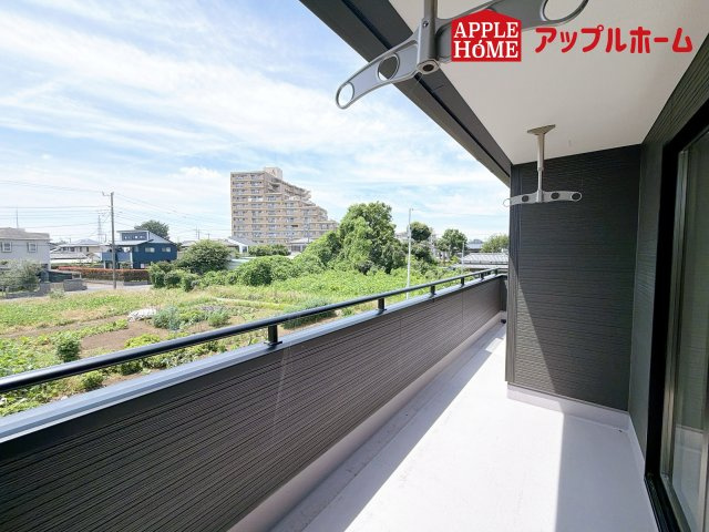 さいたま市見沼区東宮下のバルコニー|奥行を広めに取ったバルコニー♪家族分の洗濯物もしっかり干せます。日当たりも良く、毎日のお洗濯が楽しくなりそう♪