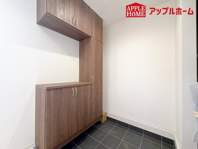 さいたま市見沼区東宮下の玄関|明るくて清潔感溢れる玄関。下駄箱収納付きです♪散らかりがちな玄関もすっきりと片付きます。