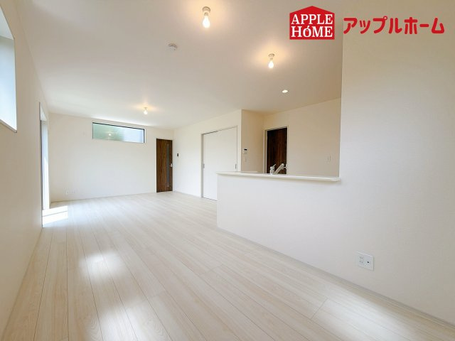 さいたま市見沼区東宮下の居間・リビング|広々リビング×対面キッチンで家族の会話も弾みます♪夢のマイホームを一緒に叶えましょう！