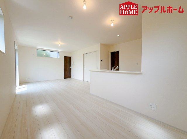 さいたま市見沼区東宮下の居間・リビング|広々リビング×対面キッチンで家族の会話も弾みます♪夢のマイホームを一緒に叶えましょう！