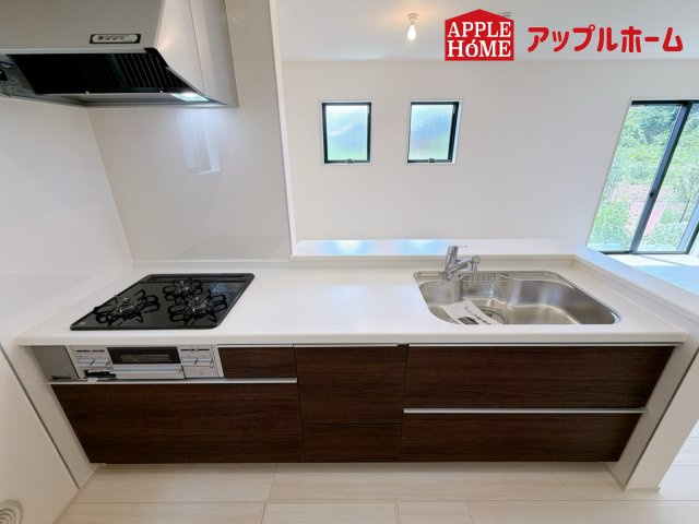 さいたま市見沼区東宮下のキッチン|見栄えもよくお手入れもスムーズに出来ます。豊富な収納力もございますので、キッチンスペースをスッキリとお使い頂けそうです。