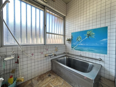 【浴室】 | 櫟野売家 | 洗い場の広い浴室です。広めの窓には格子が付いております。