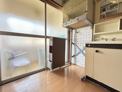 【脱衣所】 | 櫟野売家 | 脱衣所には洗面台もあります。洗濯機置き場もあります。