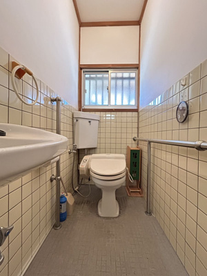 【トイレ】 | 櫟野売家 | 床がタイルのトイレです。排水は浄化槽になります。