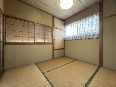 【和室】 | 櫟野売家 | 2階の和室です。窓が多く明るいです。隣は洋室になります。
