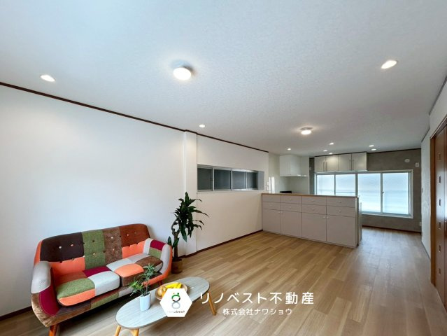東大阪市御厨東２丁目の居間・リビング|約１６．５帖のＬＤＫ♪日当たりが良く、開放的な空間です◎お子様のおもちゃや日用品の収納にも便利な、物入スペース有り♪